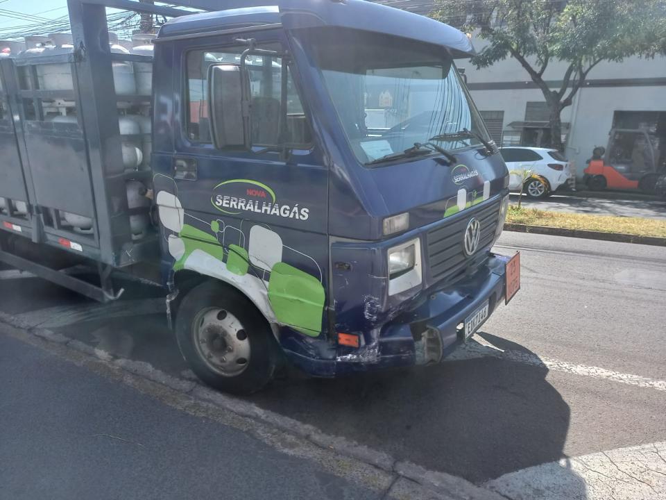 Foto 2 de 2 — Cruzamento tem acidente entre caminhão e dois carros em Araraquara